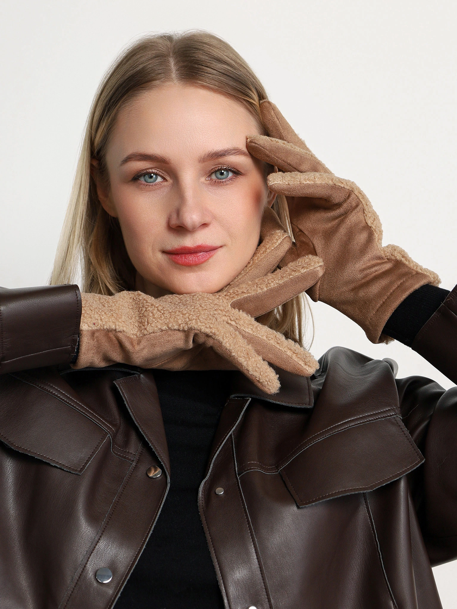 Перчатки комбинированные с декоративной нашивкой в ассортименте